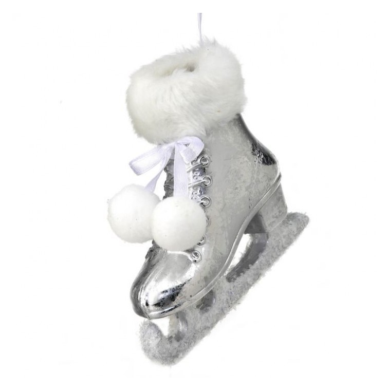 Ornamento de patin con pom pom