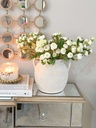 Rama ranunculus blancos con hojas