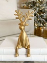 Venado de metal dorado sentado