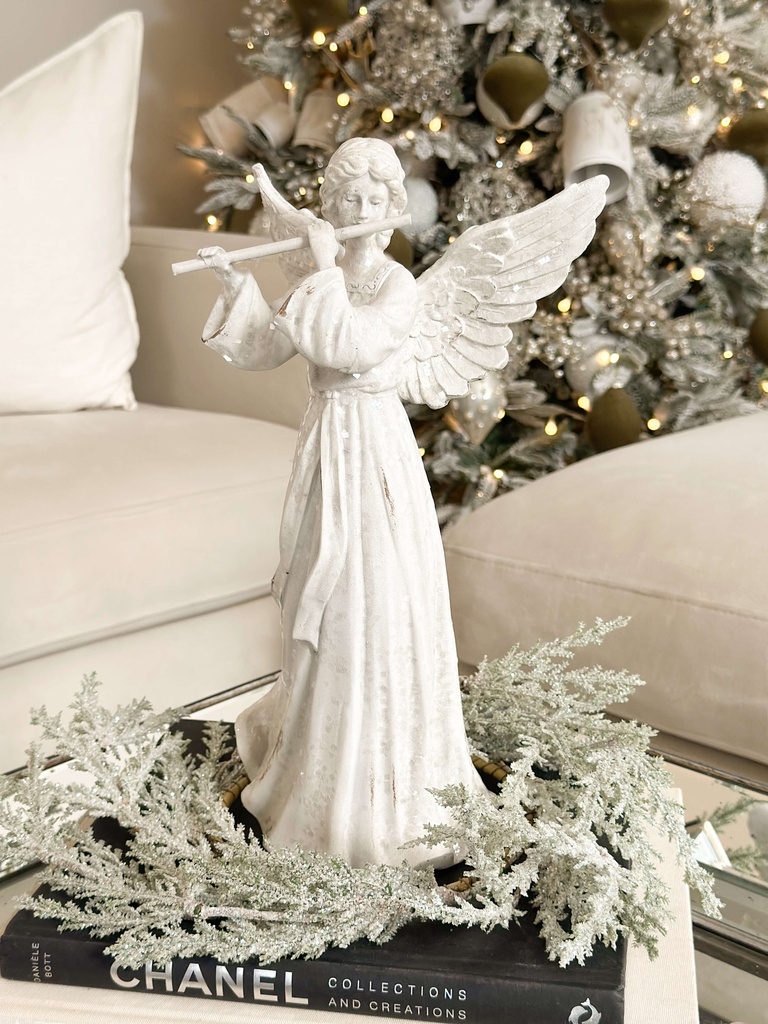 Angel blanco con instrumento Flauta