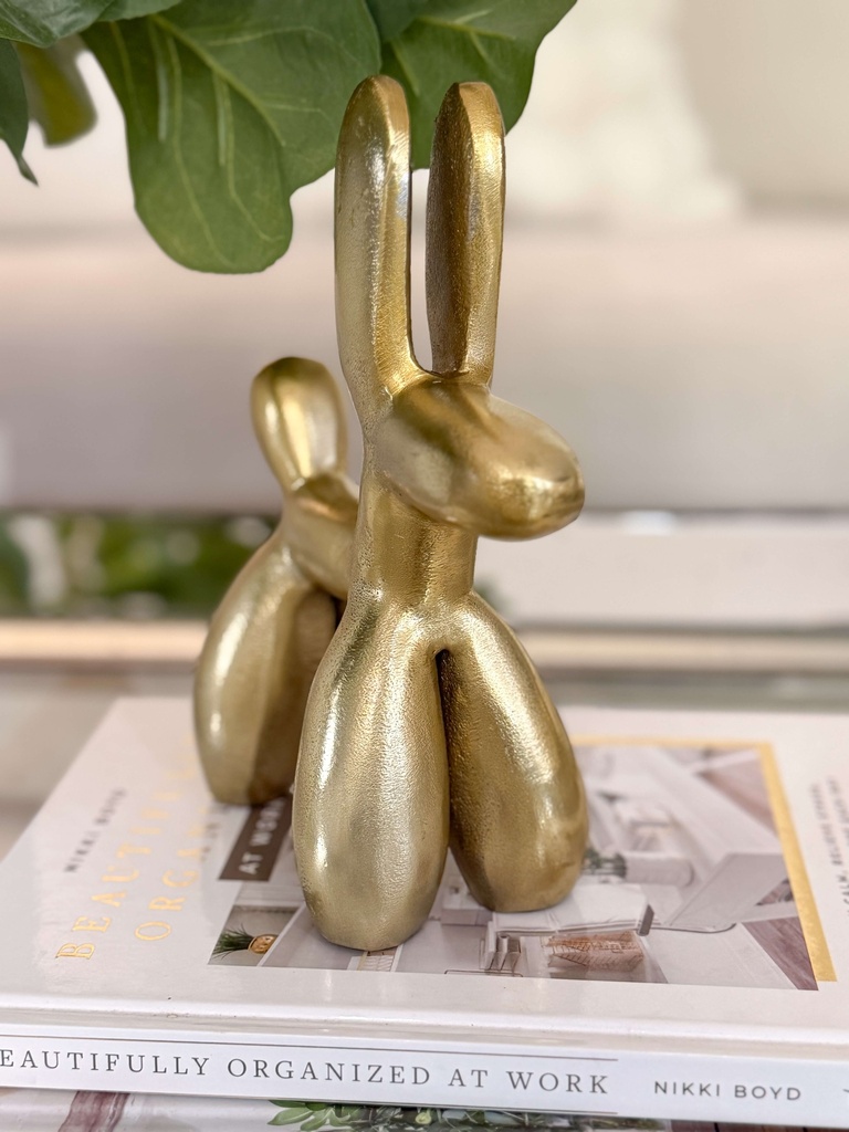 Perrito dorado de metal