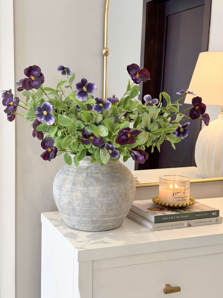 Rama flor pensamiento morada con mariposas