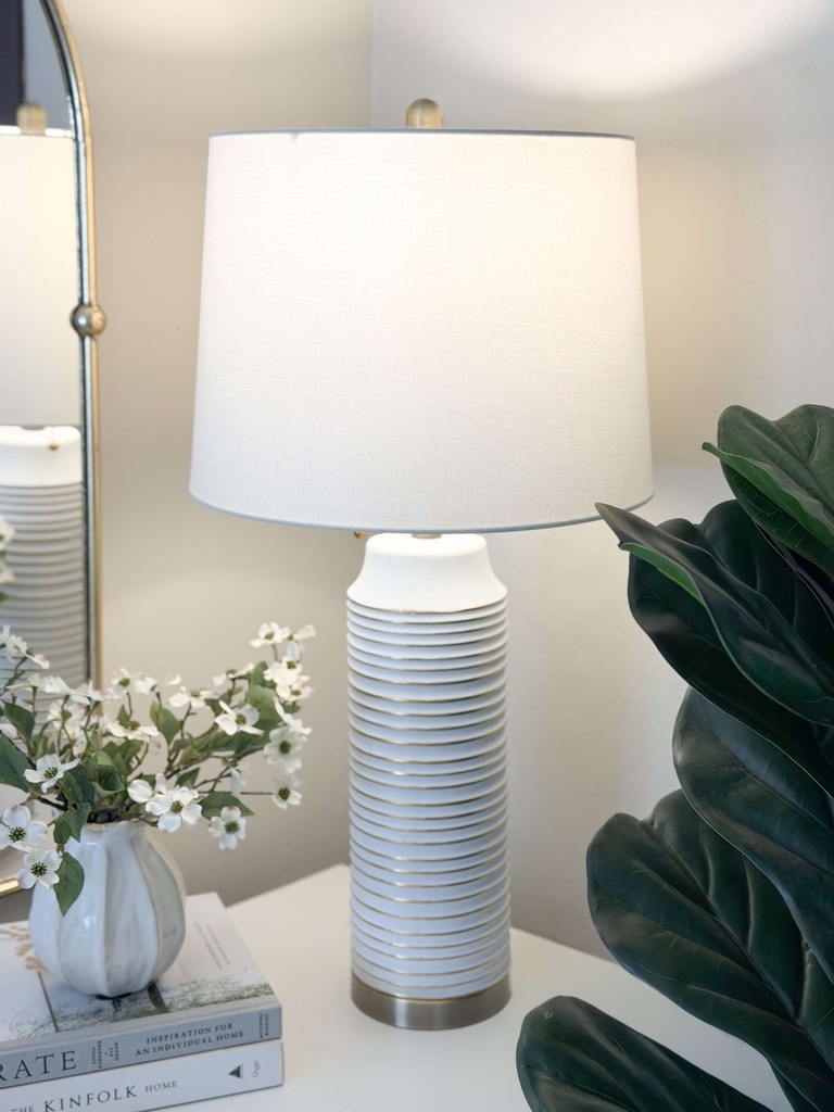 Lampara blanca con lineas dorada horizontales