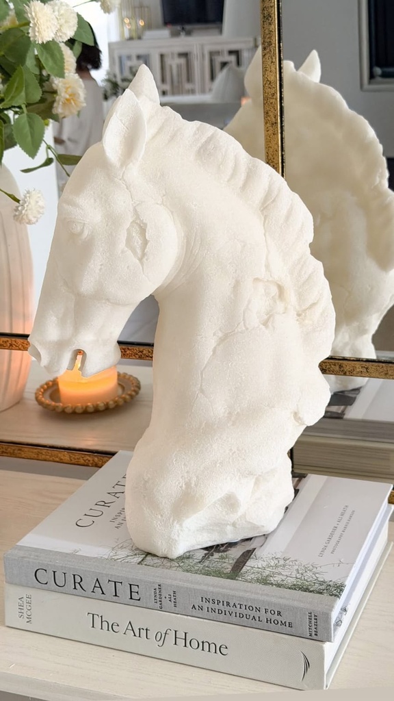 Escultura de caballo blanco