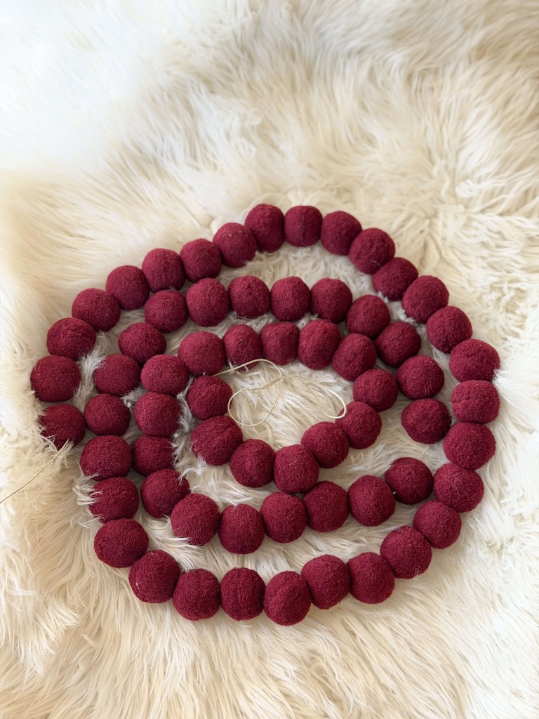 Guirnalda roja pom pom terciopelo