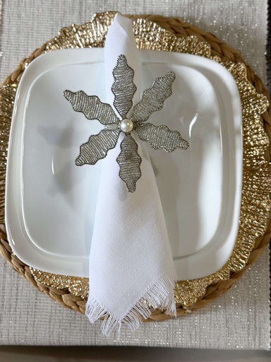 Servilleta blanca de tela con flecos